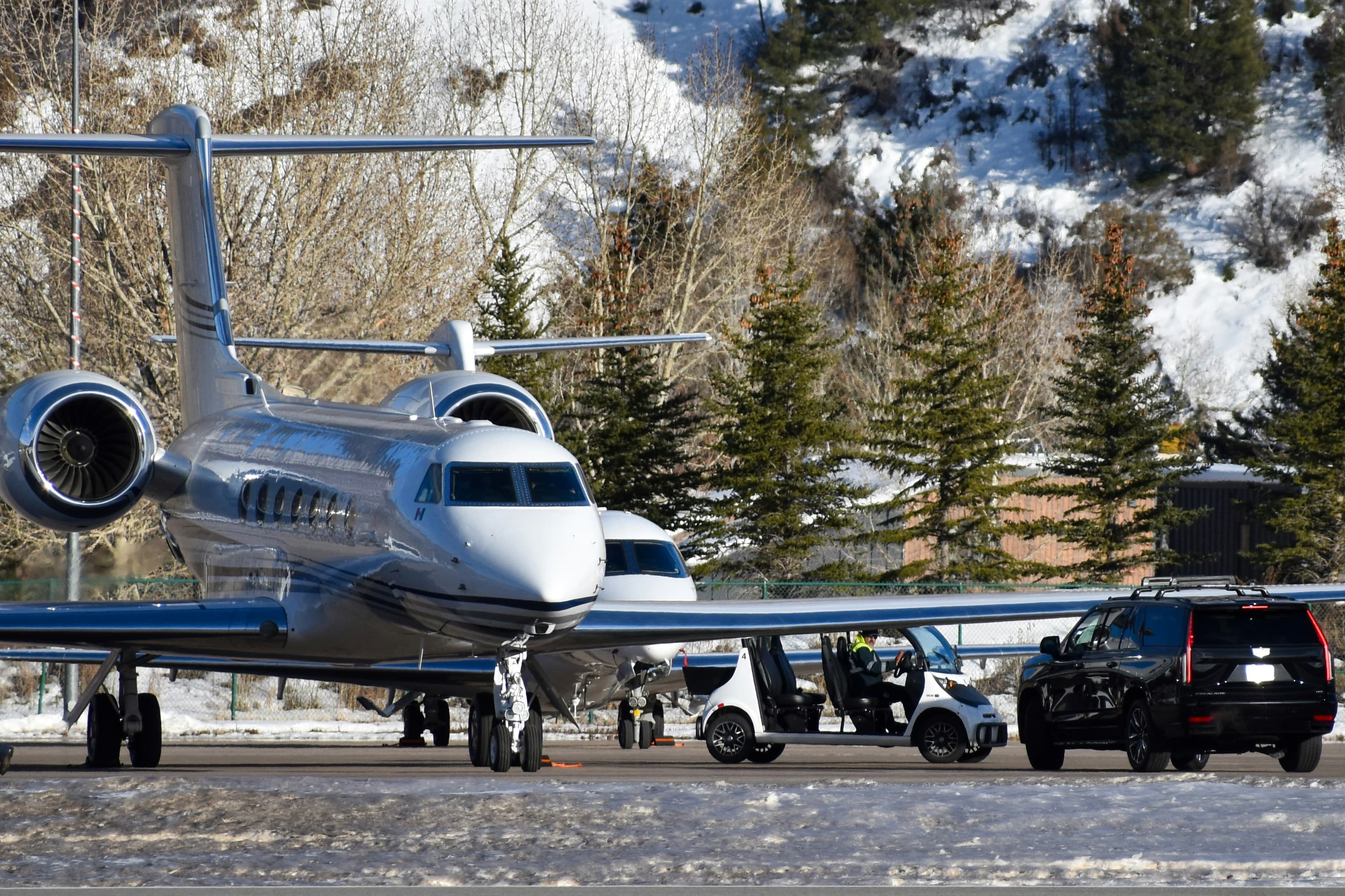 Gulfstream employees working on aircraft